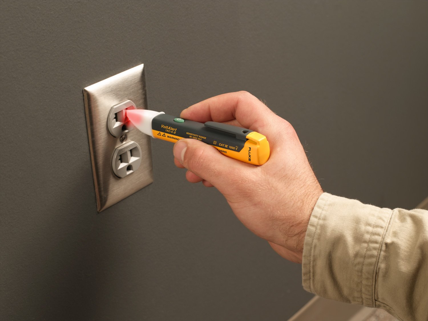 Fluke 1AC II VoltAlert Non-Contact Voltage Tester, Pocket-Sized, 90-1000V AC, Audible Beeper, 2 Year Warranty, CAT IV Rating - Image 4