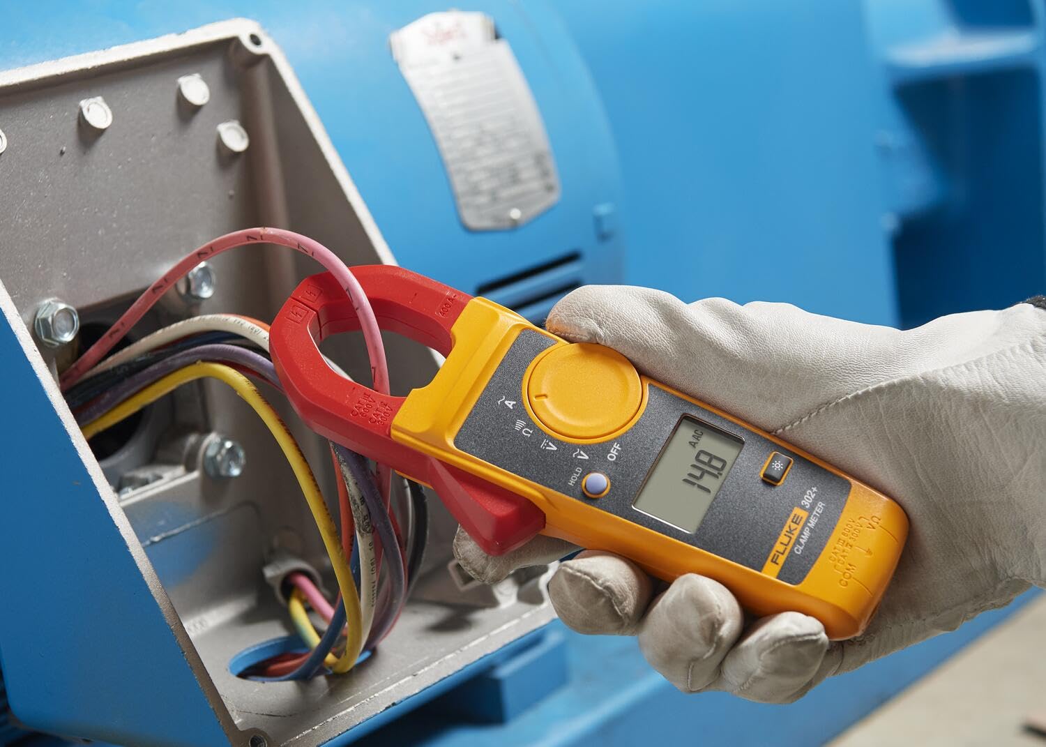 Fluke 302+ Digital Clamp Meter, 30mm Jaw, Measures AC Current to 400A, Measures AC/DC Voltage to 600V, Resistance, Continuity, and Capacitance Measurements, includes 2 Year Warranty - Image 6