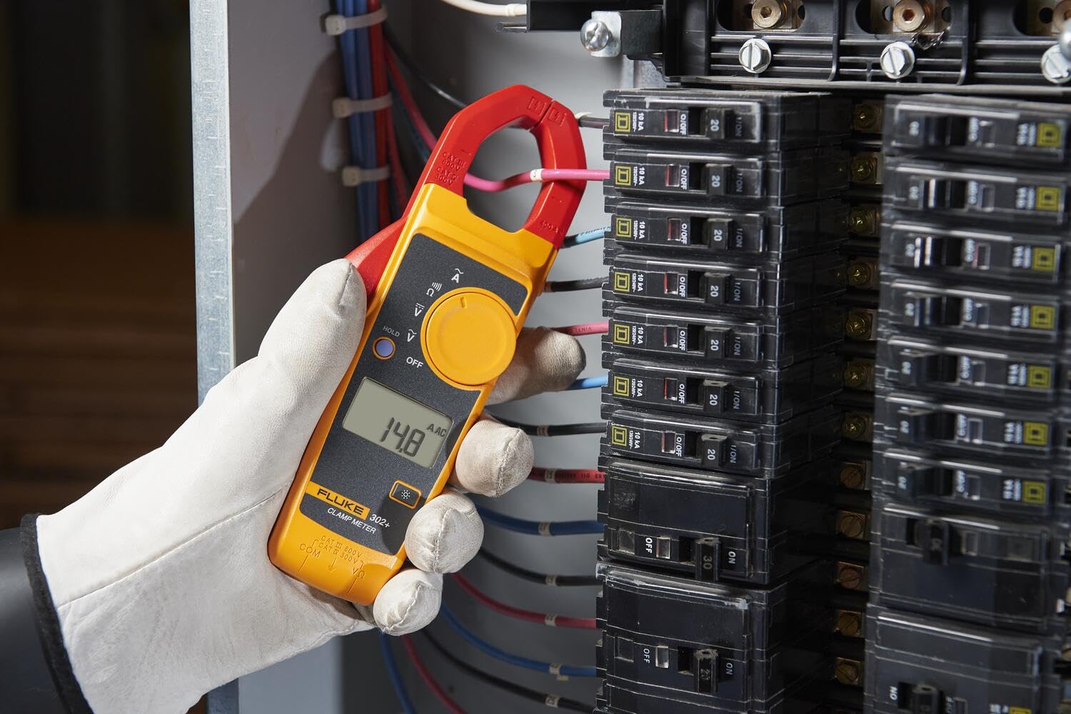 Fluke 302+ Digital Clamp Meter, 30mm Jaw, Measures AC Current to 400A, Measures AC/DC Voltage to 600V, Resistance, Continuity, and Capacitance Measurements, includes 2 Year Warranty - Image 5