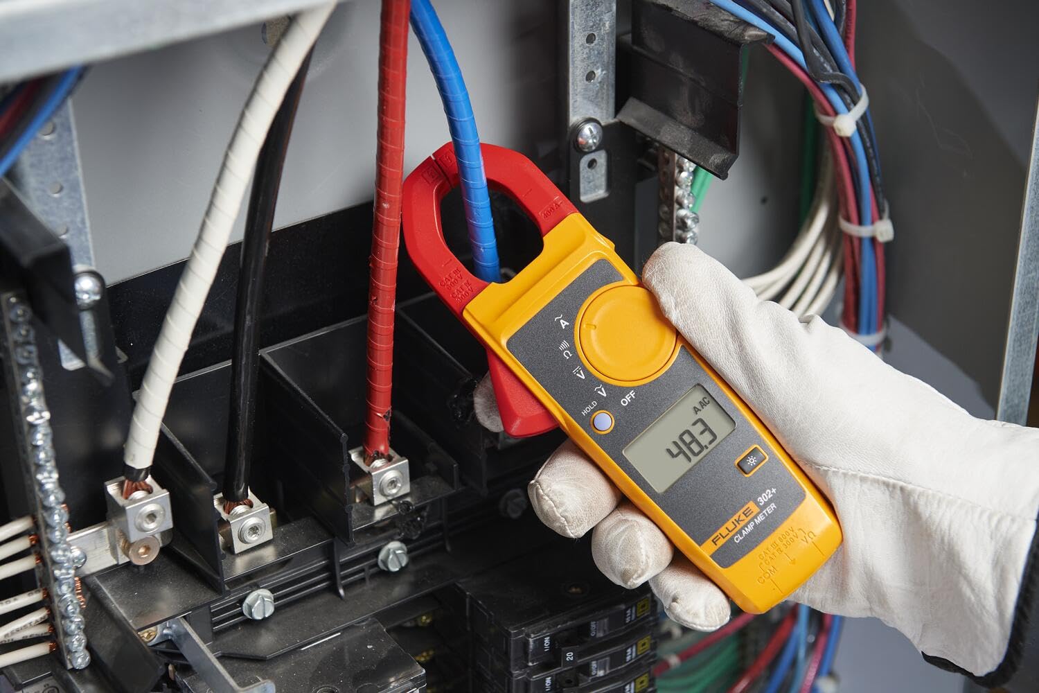 Fluke 302+ Digital Clamp Meter, 30mm Jaw, Measures AC Current to 400A, Measures AC/DC Voltage to 600V, Resistance, Continuity, and Capacitance Measurements, includes 2 Year Warranty - Image 4